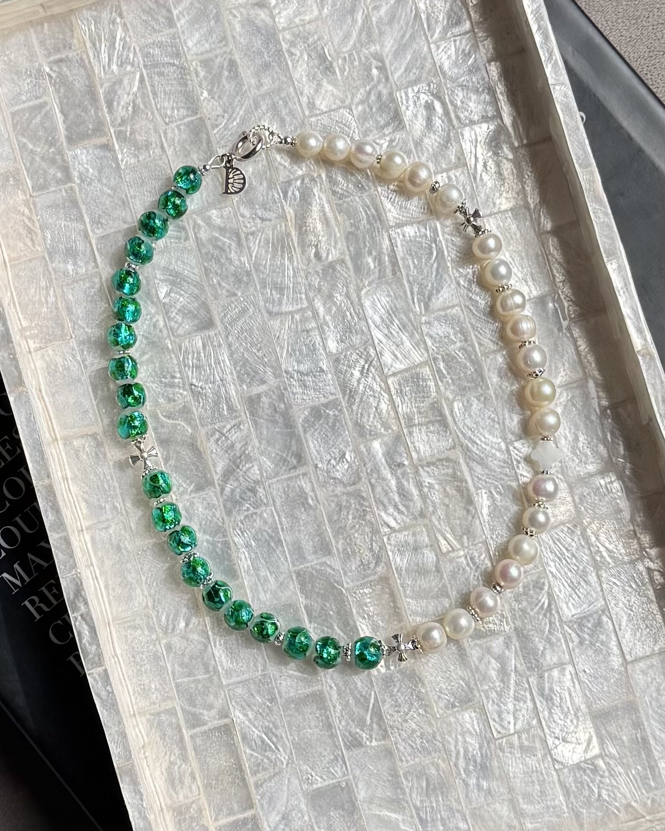 Collier perles de culture bleu phosphorescent