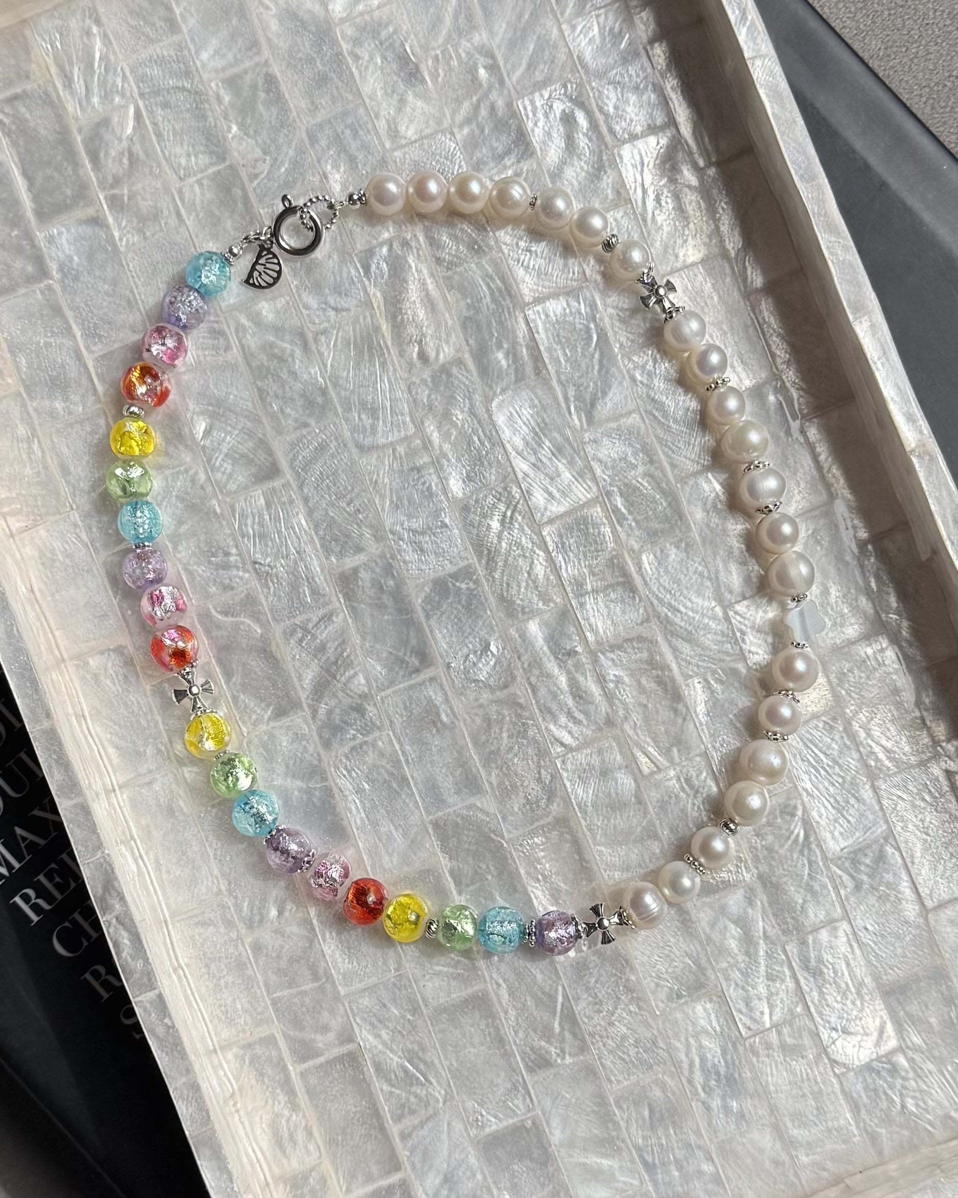 Collier perles de culture multicolore phosphorescent