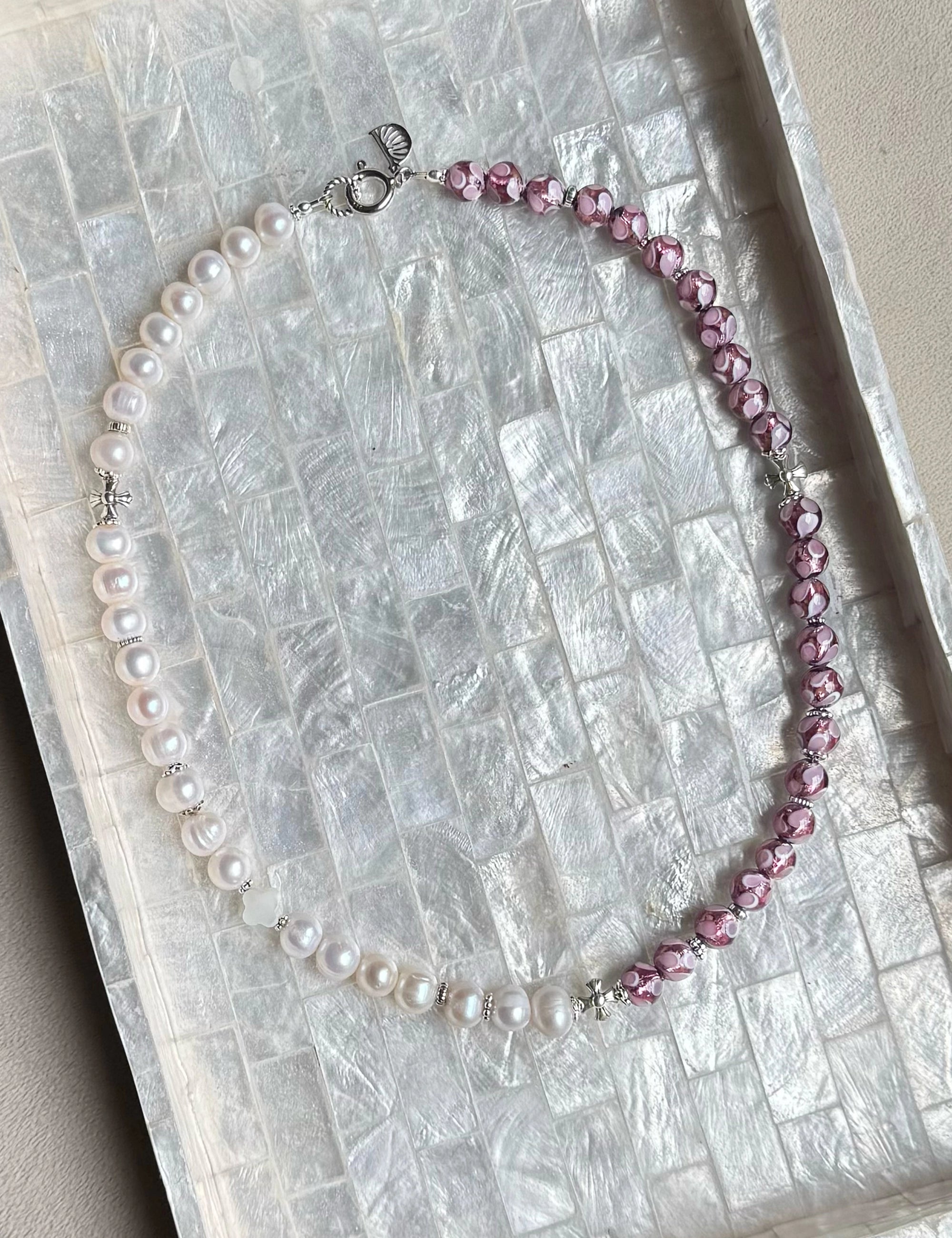 collier perles culture violet phosphorescent