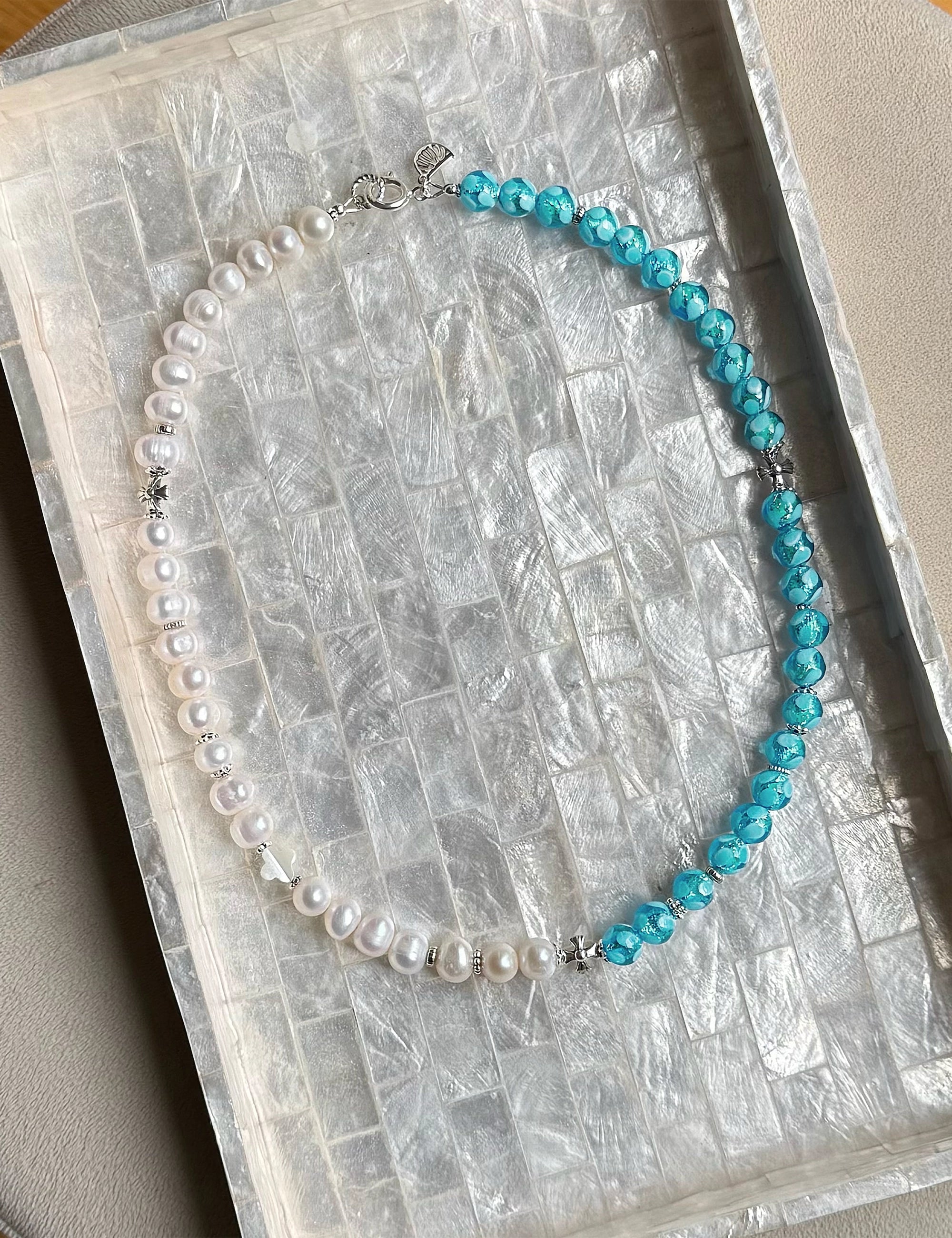 collier perles culture bleu phosphorescent
