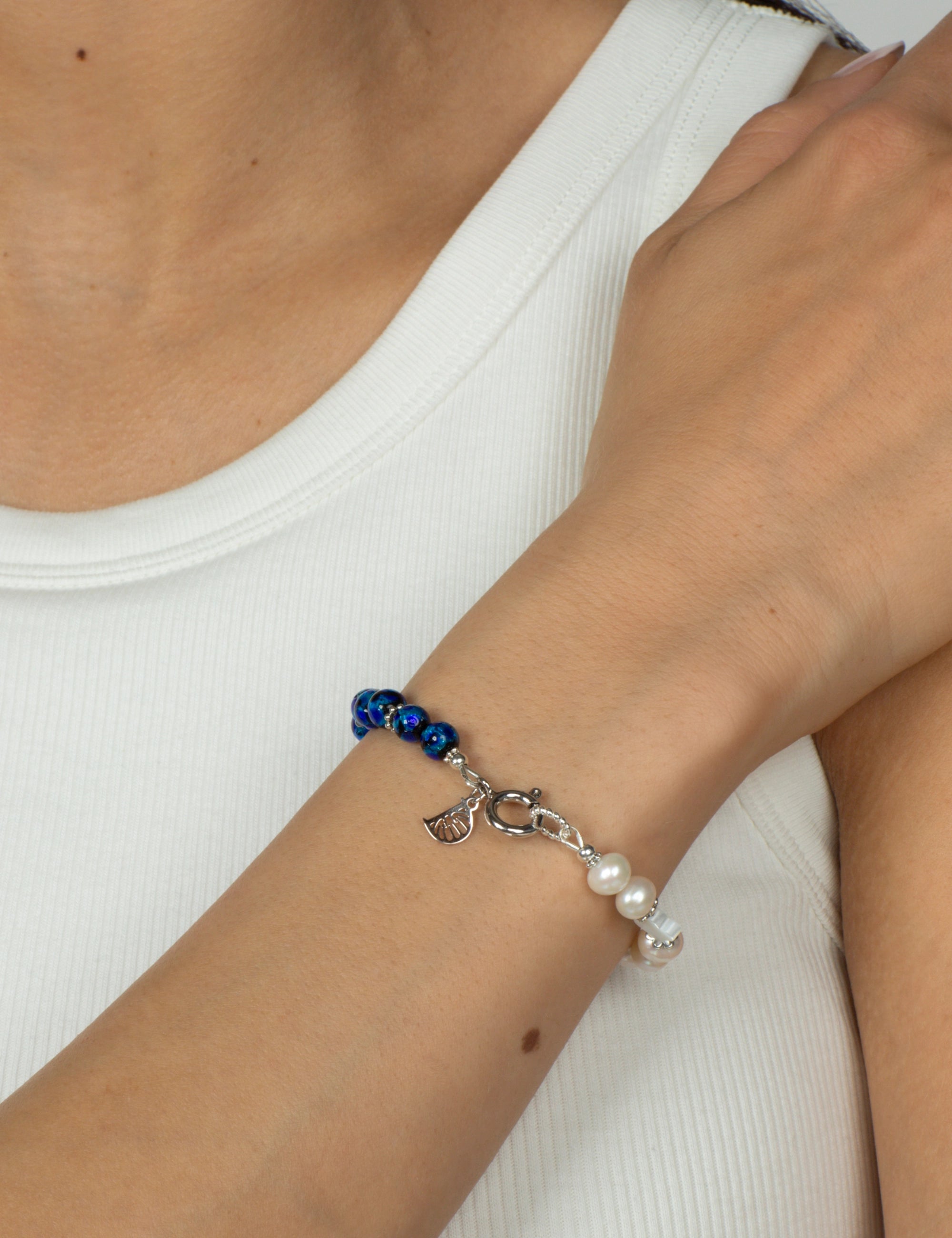 Bracelet perles bleues phosphorescentes Okinawa