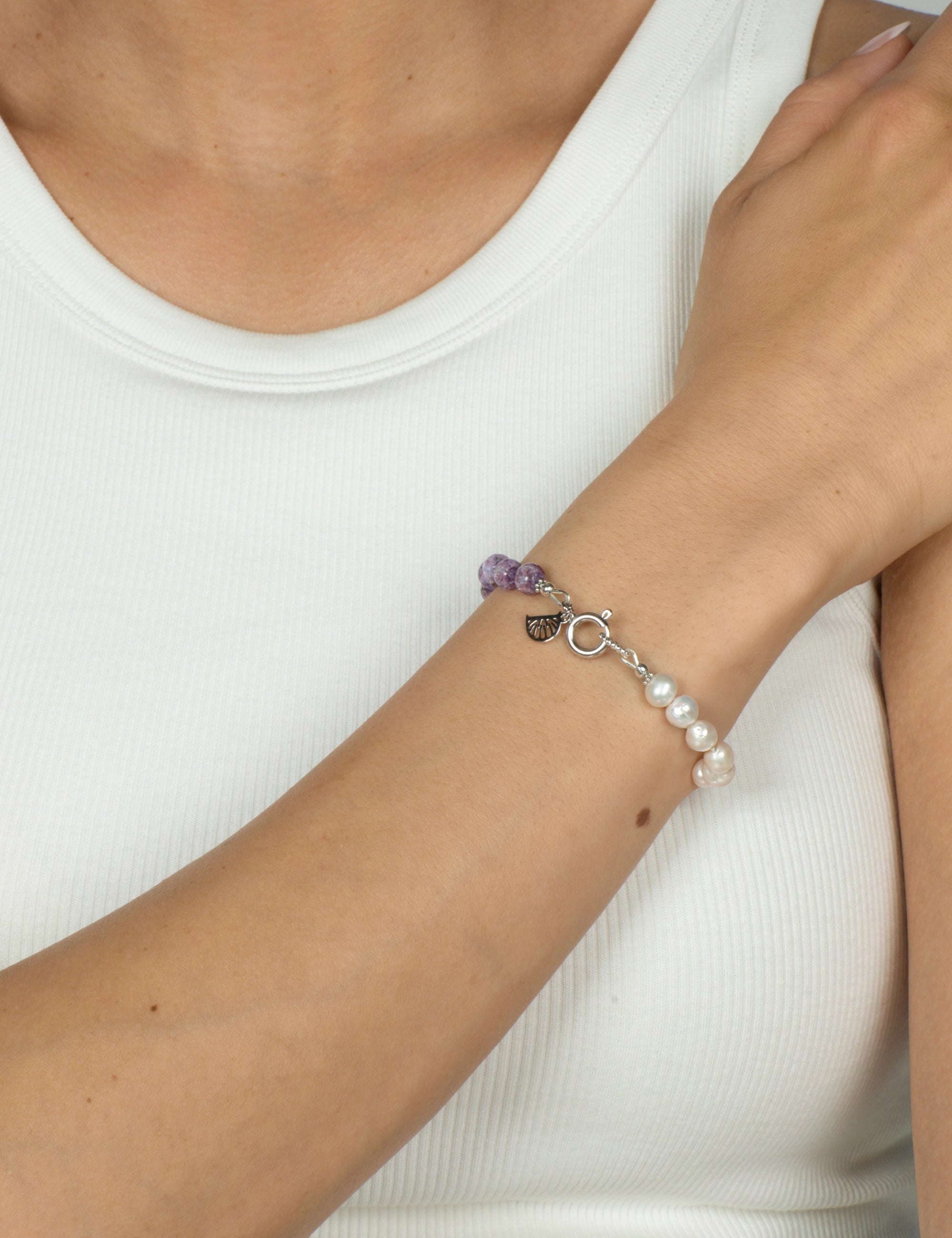 Bracelet perles violettes phosphorescentes Okinawa