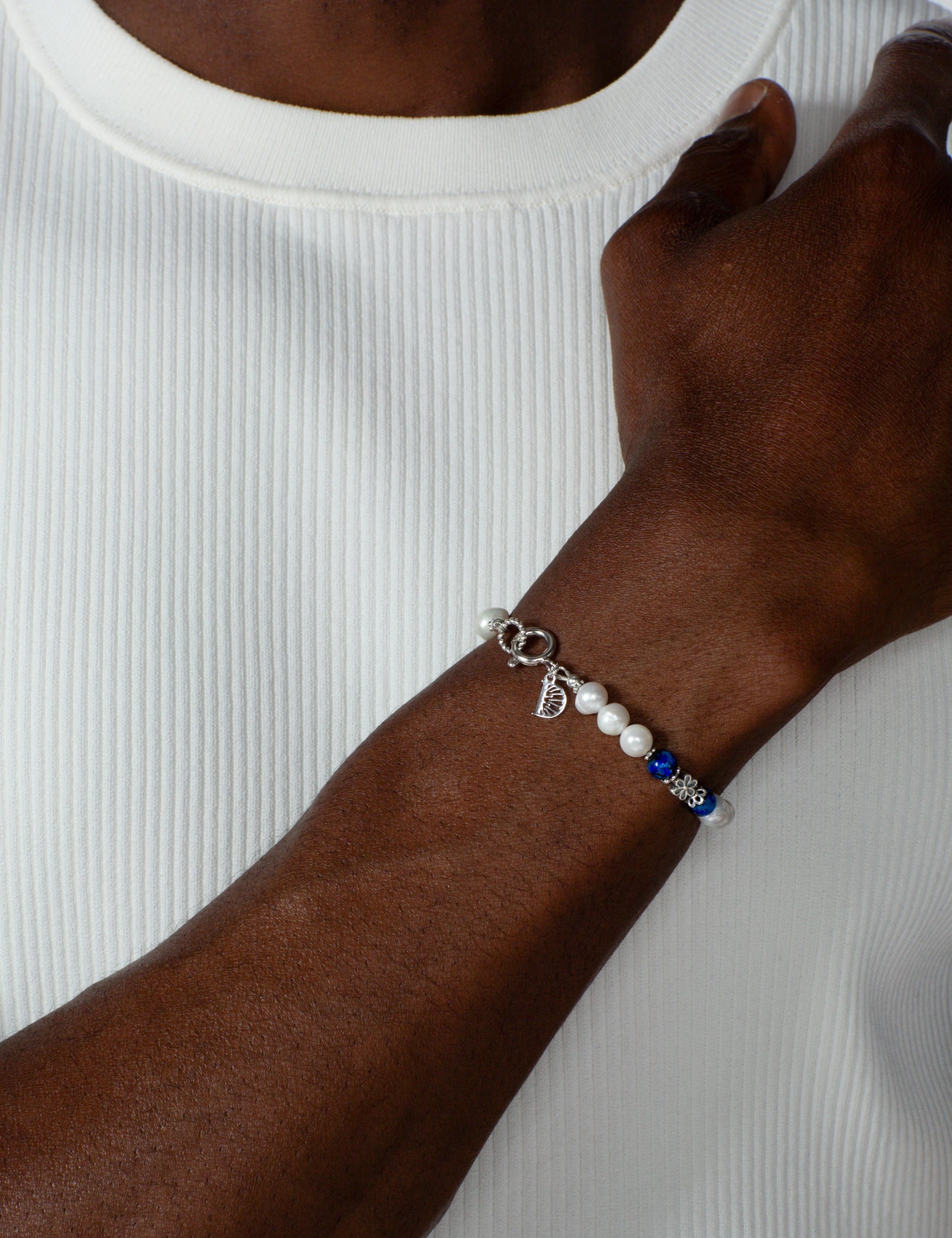 Bracelet perles bleues Okinawa phosphorescentes