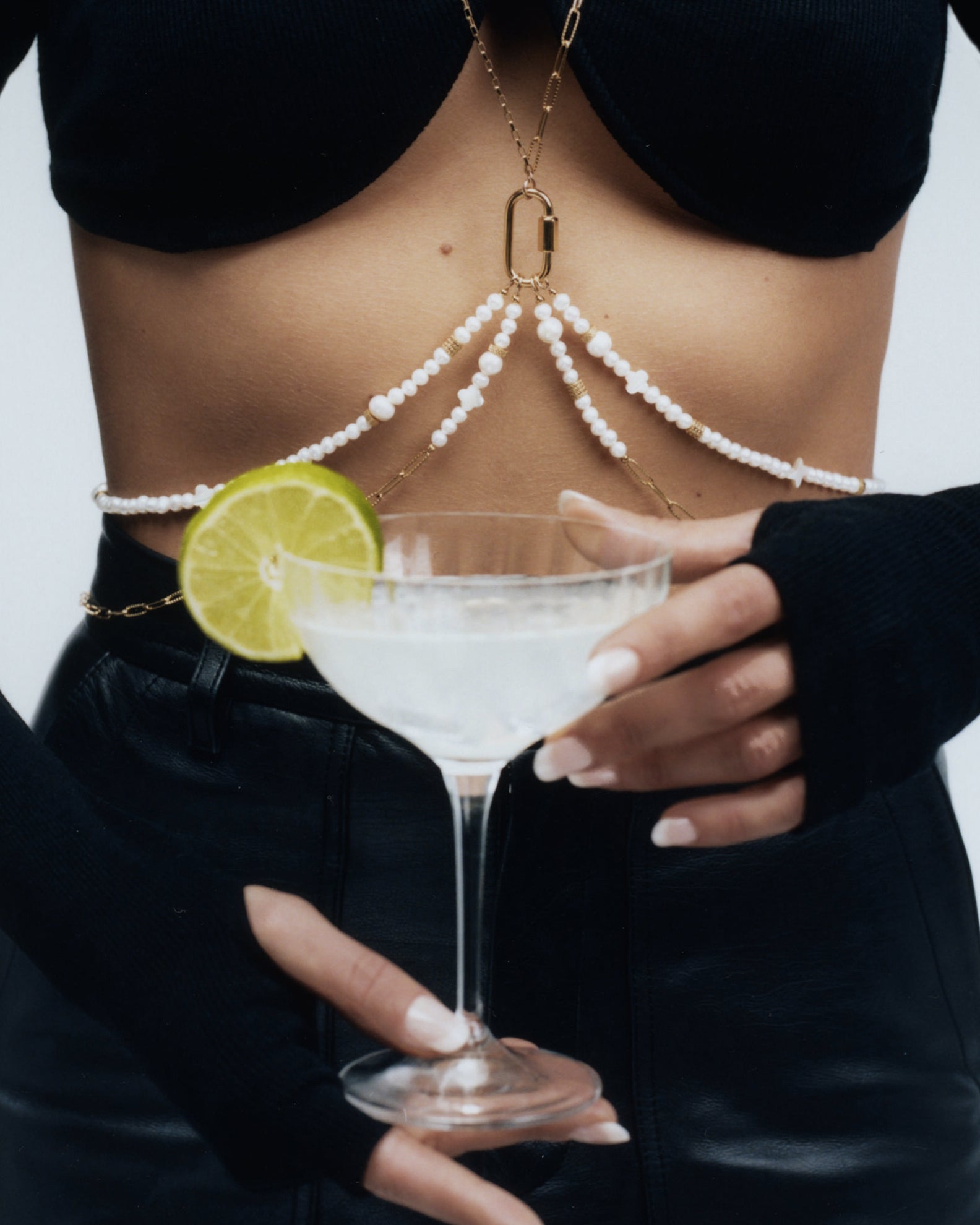 Bijoux de corps pour femme de luxe, perles naturelles de culture, perles d'eau douce et acier inoxydable doré à l’or fin 18 carats. Transformable, se porte autour de la poitrine, du ventre, du dos. Mariage, place, élégant et bohème.