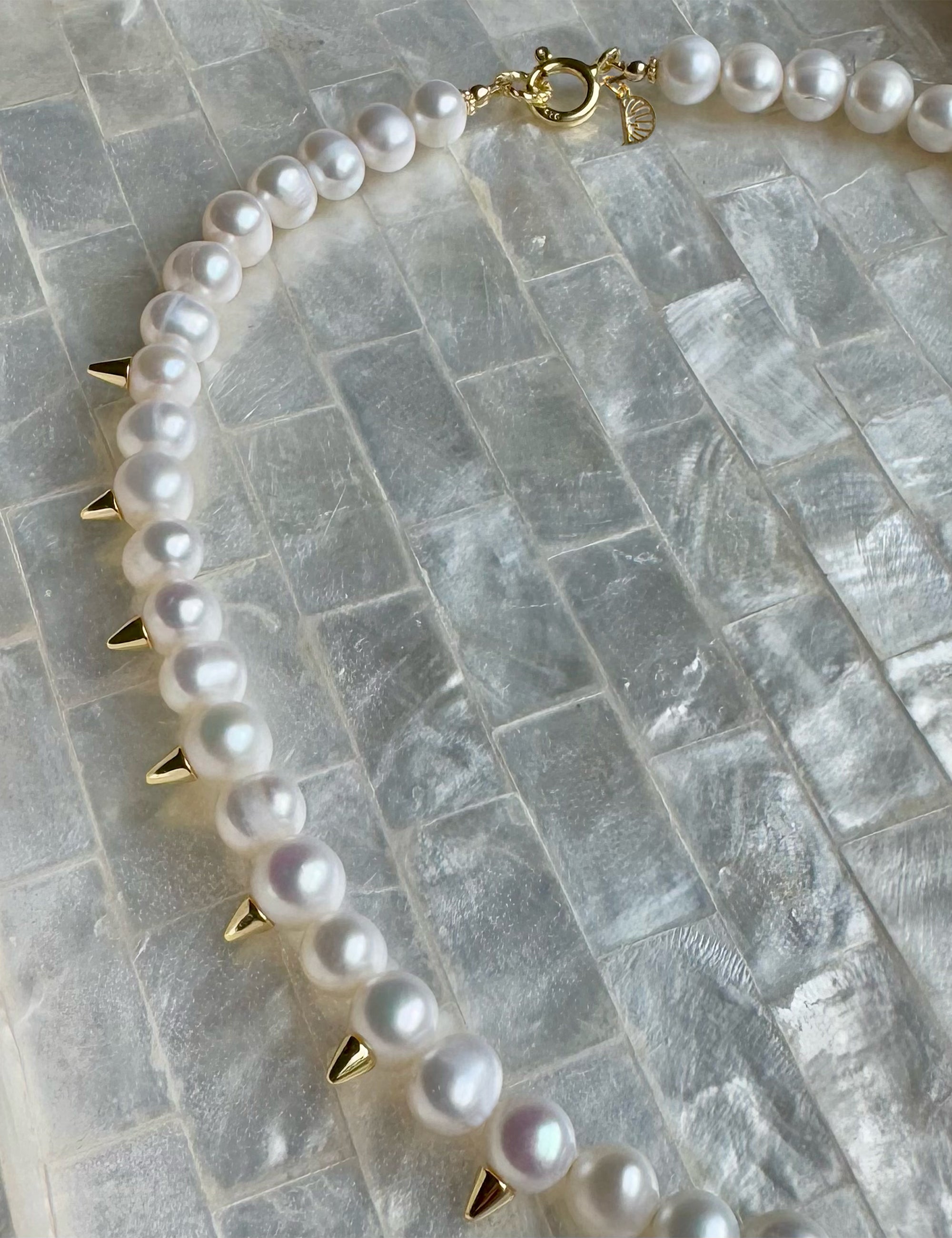 collier perles de culture pics doré