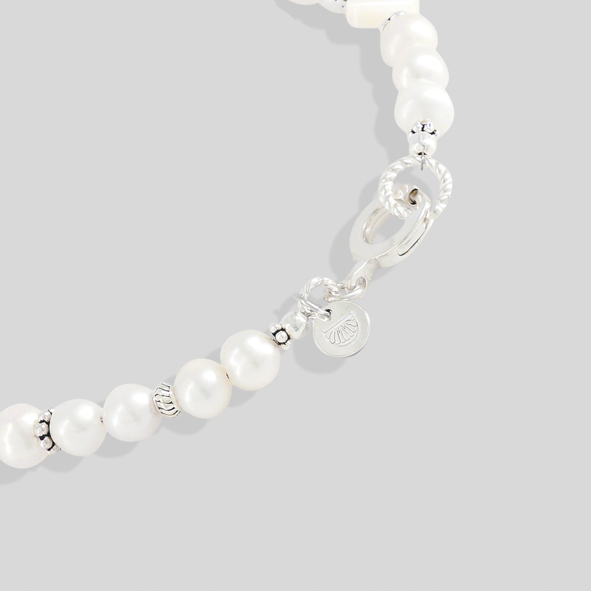 Collier de perles pour homme et femme de luxe, perles naturelles de culture, perles d'eau douce et argent 925. Tendance et luxueux.