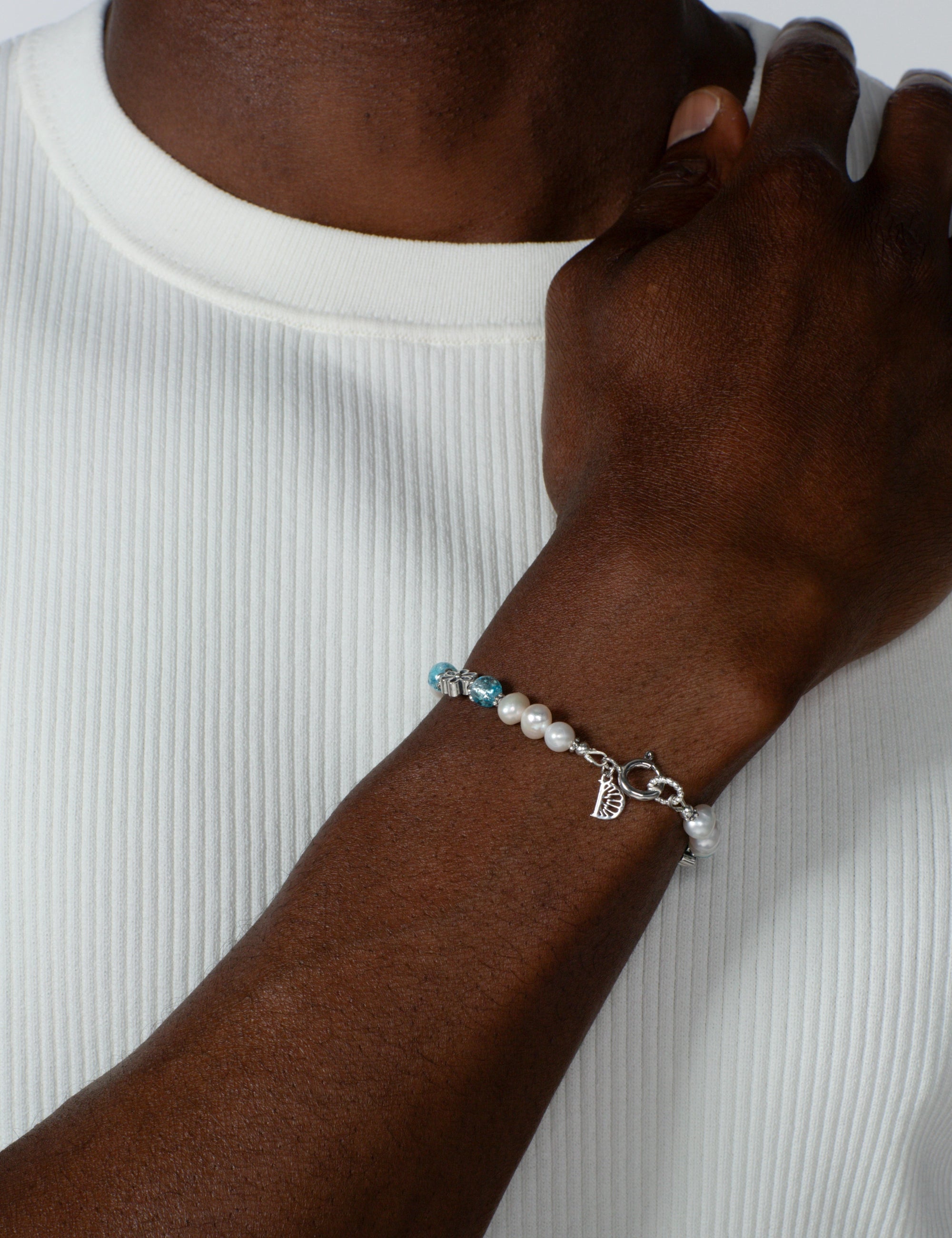 Bracelet perles bleues Okinawa phosphorescentes